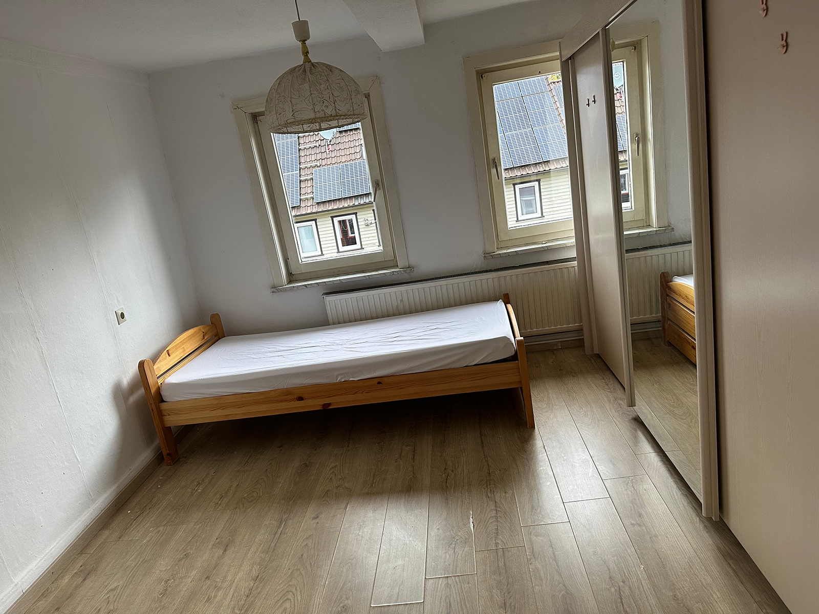 Studentenzimmer in Clausthal-Zellerfeld. Möbliert mit grossem Schrank WG-OG-1